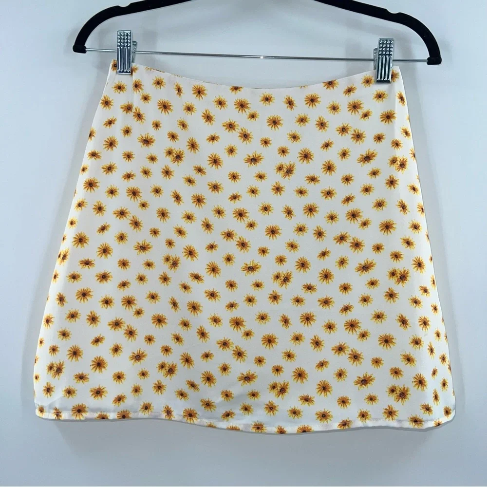 WeWoreWhat NWT Mini Slip Skirt in Ditsy Daisies size Small